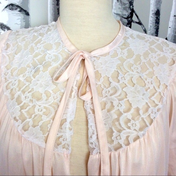 Vintage blush pink housecoat lace tie front. - Picture 2 of 8